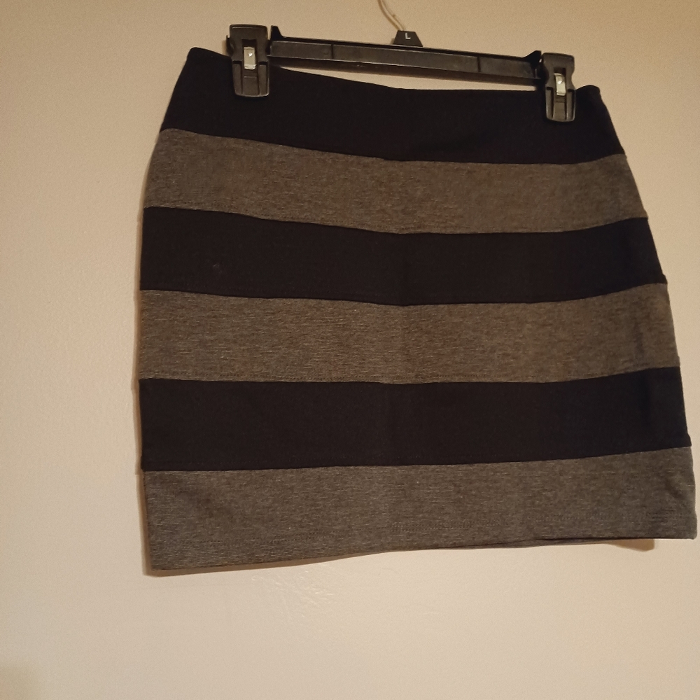 Short skirt - Picture 3 of 5